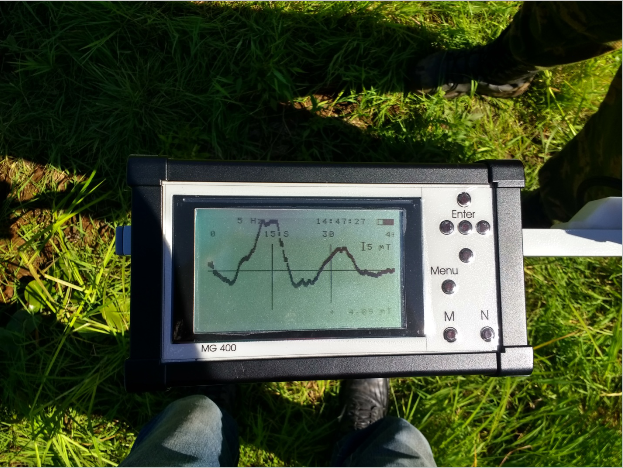 Графики аномалий над первым и вторым танками. Вертикальный масштаб графика показан на дисплее вертикальным отрезком 5 мТ в правой части дисплея (5 миллитесла, или 5000 нанотесла). Горизонтальный масштаб – между вертикальными метками 15 метров, вся длина графика на дисплее 45 метров. Амплитуда первой аномалии около 40 мТ или 40 000 нТл, второй – около 25 мТ, или 25 000 нТл. Очевидно, что расстояние между первым и вторым танками порядка 10 – 12 метров.