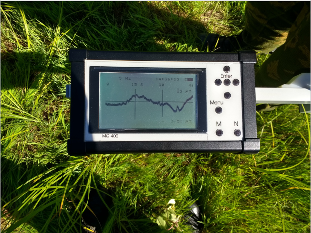 Аномалии 3 (положительная ), 4 (отрицательная, предположительно, этот объект перевёрнут). Случайный небольшой пик в центре отрицательной аномалии был вызван приповерхностным железным предметом.