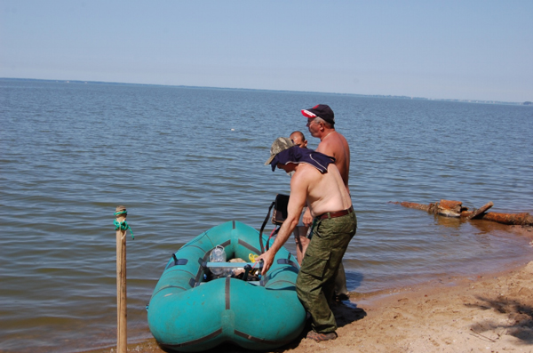 Работы на Балтийском море с резиновой лодки. Калининградская область