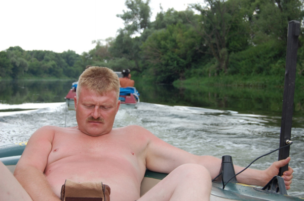 Исследование русла реки с буксируемой резиновой лодки.