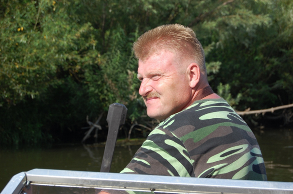 Исследование русла реки с буксируемой резиновой лодки.