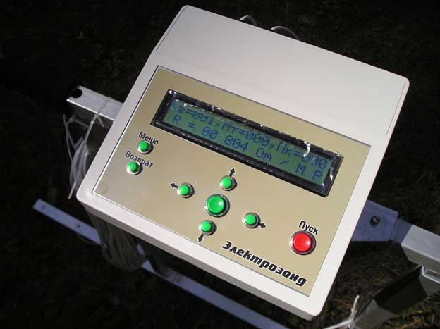 На дисплее отображаются номера участка, маршрута, пикета, сопротивление в омах на метр.