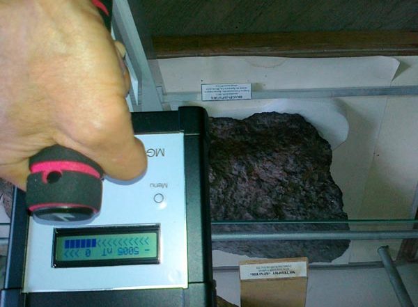 Блог Демонстрация сильного магнитного поля (до -5005 нТл) от фрагмента Брагинского метеорита в Геологическом музее Академии Наук Белоруссии. Магнитометр-градиентометр МГ200. Очевидно, что подобные метеориты легко фиксируются градиентометрами на значительных глубинах.