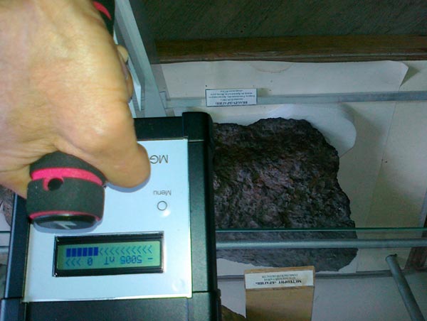 Поиски метеоритов с помощью магнитометров и градиентометров.