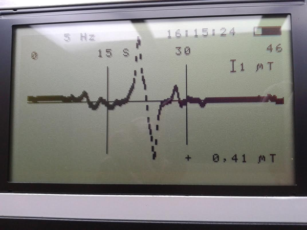 Дисплей магнитометра-градиентометра МГ400. График магнитного градиента по маршруту в 1,5 метрах от устья скважины № 37 с обсадной трубой диаметром 132 мм. Глубина до устья скважины 0,5 метра.