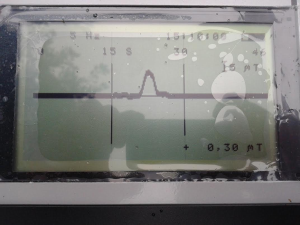 Маршрут непосредственно через устье скважины № 37. Чтобы график разместился на дисплее градиентометра МГ400 полностью, выбран масштаб 5 мкТ. Амплитуда магнитного градиента в эпицентре аномалии достигает 15.36 мкТ (15 360 нТл/м).