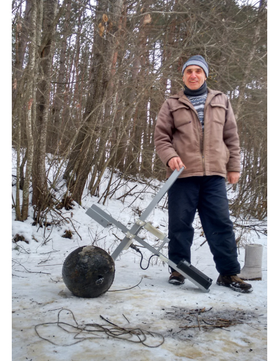 Магнитометр МГ400 и обнаруженное с его помощью мортирное ядро 1706 г.